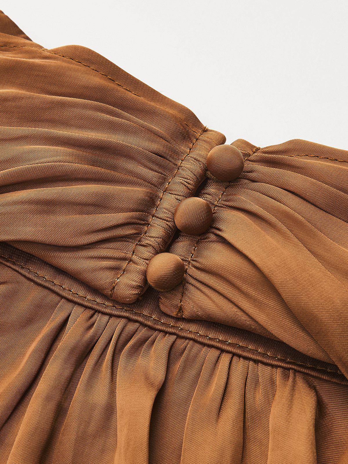 Brun Satintopp med Drapering och Polokrage